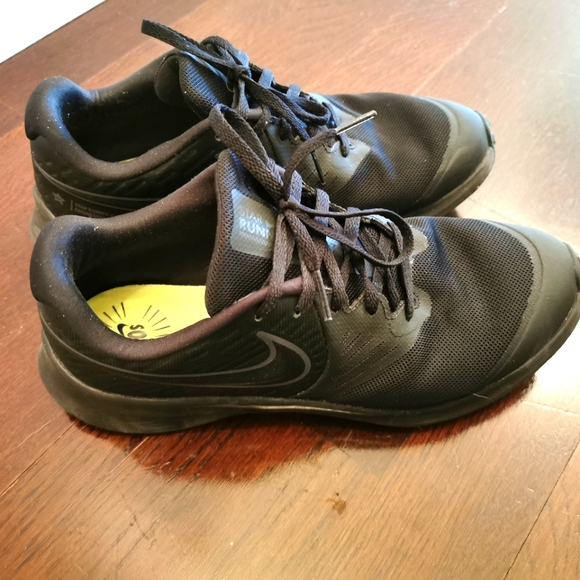 Nike big kid running shoes - Picture 1 of 7